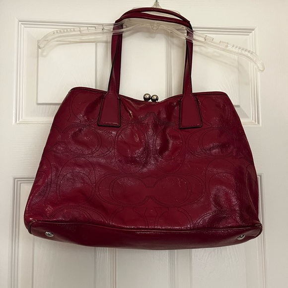 Coach Signature C kiss lock patent leather purse in raspberry - Picture 2 of 9